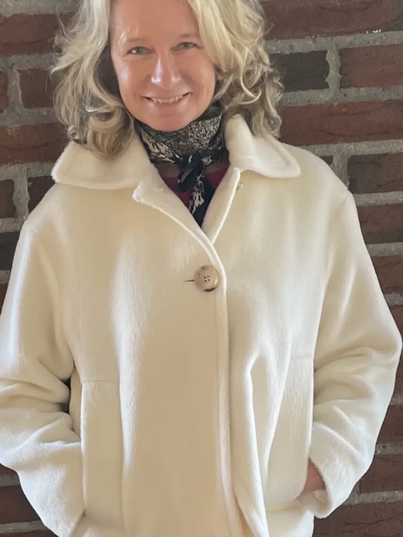 Eier av Fashionista Slemdal med en kopp kaffe