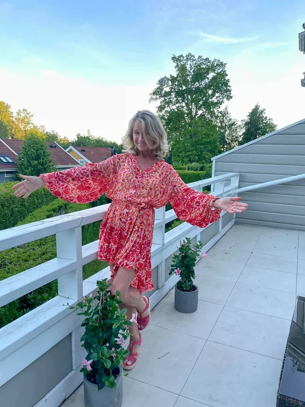 Miss June kjole med blomstertrykk — kjøp hos Fashionista Slemdal på Slemdal i Oslo